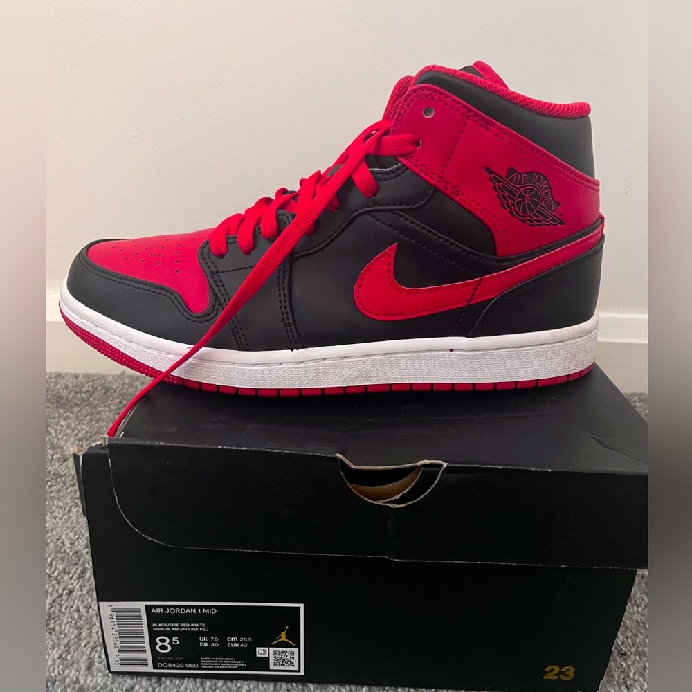 Air Jordan 1 Mid (2020) *Authentic* Men’s size 8.5